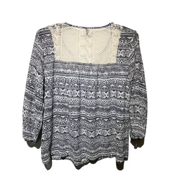 MAURICES Pre-loved top with crochet/lace back SIZE XL - Picture 2 of 5